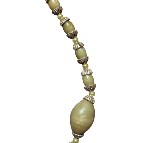 Vintage Green Elegant Beaded Necklace - Picture 2 of 2